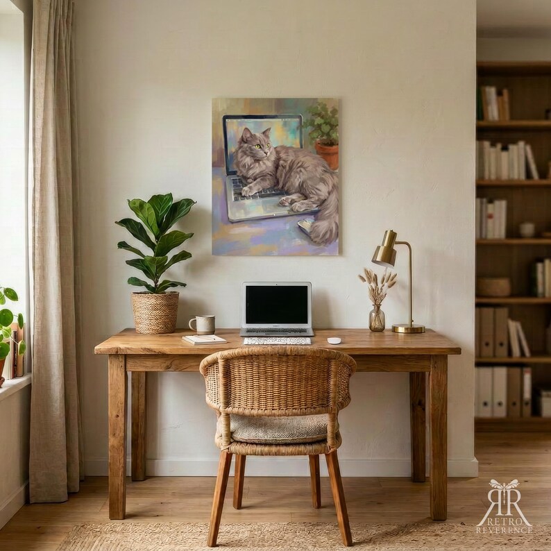 Peut inclure: Une impression murale rectangulaire repr&eacute;sentant un chat gris touffu allong&eacute; sur un ordinateur portable ouvert. L'&oelig;uvre est expos&eacute;e au-dessus d'un bureau en bois avec un ordinateur, une chaise en osier, une plante, une lampe et un vase.