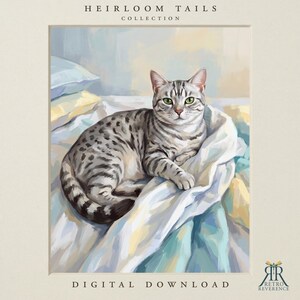 Pu&ograve; includere: Un'illustrazione digitale di un gatto soriano argentato con occhi verdi che riposa su biancheria da letto bianca e blu. Il testo HEIRLOOM TAILS COLLECTION appare in alto, DIGITAL DOWNLOAD in basso, con un logo nell'angolo.