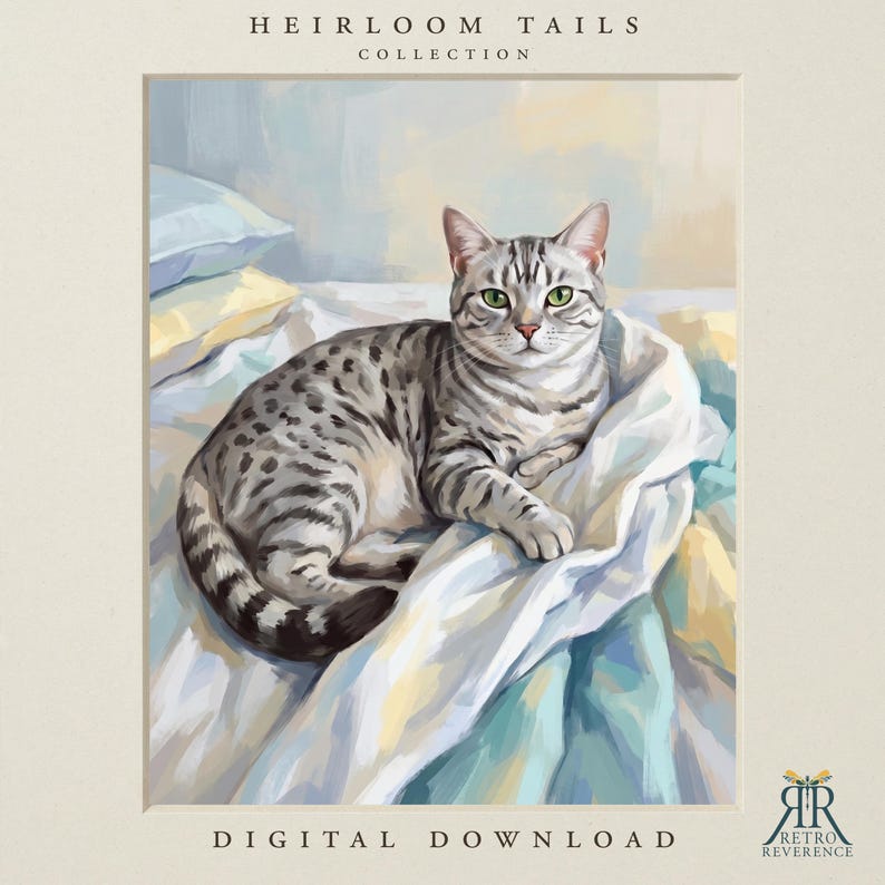 Pu&ograve; includere: Un'illustrazione digitale di un gatto soriano argentato con occhi verdi che riposa su biancheria da letto bianca e blu. Il testo HEIRLOOM TAILS COLLECTION appare in alto, DIGITAL DOWNLOAD in basso, con un logo nell'angolo.