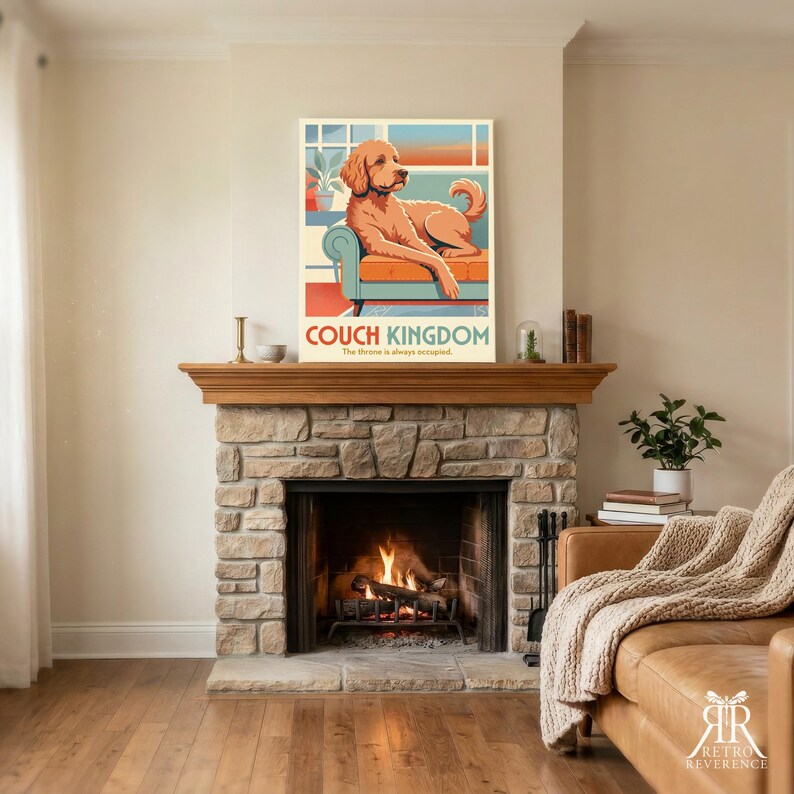 Puede incluir: Una l&aacute;mina de arte mural rectangular que muestra a un perro de color marr&oacute;n dorado descansando sobre un sof&aacute; naranja. El texto COUCH KINGDOM est&aacute; impreso en azul oscuro debajo del perro, con el texto m&aacute;s peque&ntilde;o The throne is always occupied.