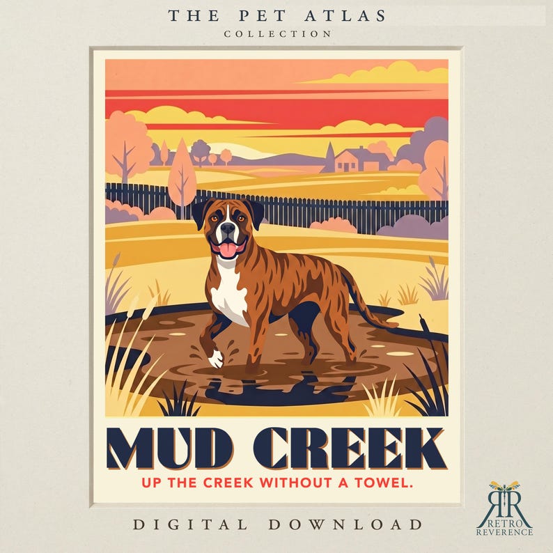 Może przedstawiać: Cyfrowy wydruk artystyczny zatytułowany The Pet Atlas Collection Mud Creek Up The Creek Without A Towel przedstawiający brązowo-białego pręgowanego boksera stojącego w błotnistym strumieniu. W tle widać płot, drzewa i dom o zachodzie słońca.