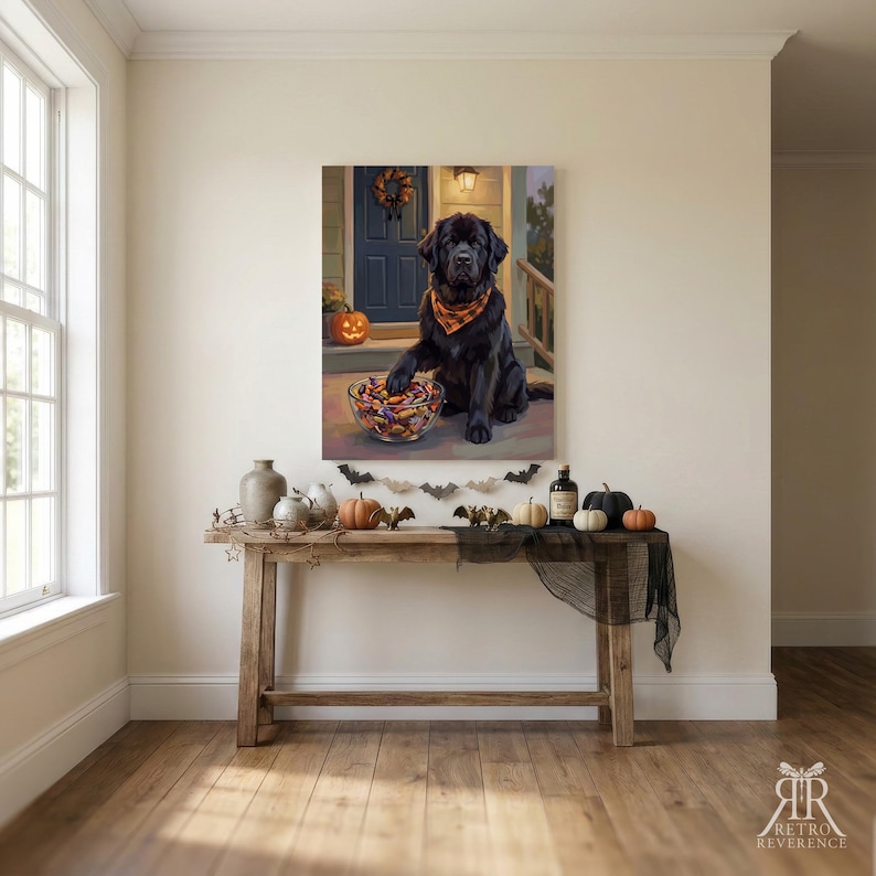 K&ouml;nnte beinhalten: Ein Wand-Leinwanddruck, der einen schwarzen Neufundl&auml;nder mit einem orange-schwarz karierten Halstuch zeigt, der auf einer Veranda vor einer blauen T&uuml;r sitzt und eine Pfote auf eine Glasschale mit buntem Bonbon-Inhalt legt.