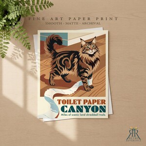 K&ouml;nnte beinhalten: Ein Kunstdruck auf Papier mit einer braunen getigerten Katze, die auf einem Holzboden mit einem langen Streifen wei&szlig;em Toilettenpapier steht. Der Text lautet TOILET PAPER CANYON, Miles of scenic (and shredded) trails, FINE ART PAPER PRINT.