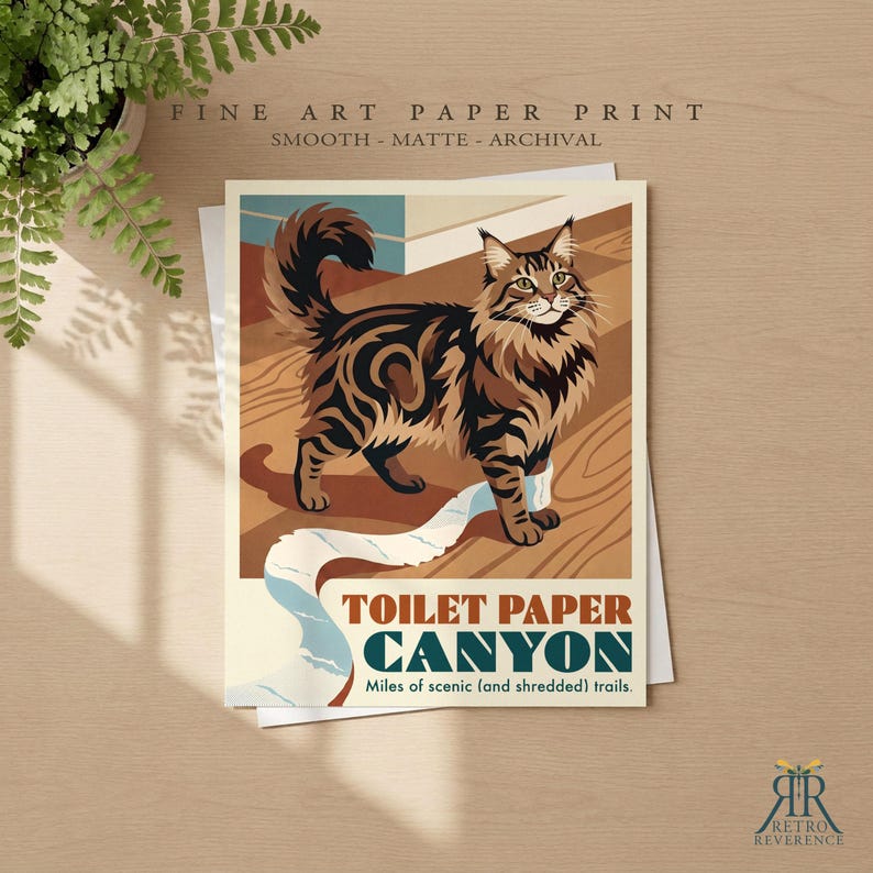 K&ouml;nnte beinhalten: Ein Kunstdruck auf Papier mit einer braunen getigerten Katze, die auf einem Holzboden mit einem langen Streifen wei&szlig;em Toilettenpapier steht. Der Text lautet TOILET PAPER CANYON, Miles of scenic (and shredded) trails, FINE ART PAPER PRINT.