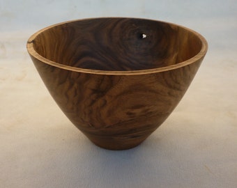 Walnut bowl - Handturned