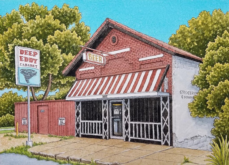 Puede incluir: Una pintura de acuarela de un edificio de ladrillo con un toldo rojo que dice "Cerveza". El edificio tiene un letrero que dice "Deep Eddy Cabaret" con un gr&aacute;fico de tornado. Hay un letrero que dice "Comestibles y Vinos" en el lado del edificio.