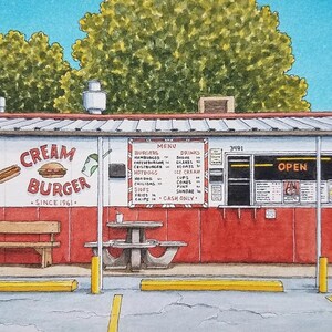 Könnte beinhalten: Ein Diner im Vintage-Stil mit einer rot-weißen Fassade. Das Schild lautet "Cream Burger - Seit 1961". Eine Speisekarte listet Burger, Hotdogs, Chili Dogs, Pommes und Getränke auf. Das Fenster ist geöffnet und ein Schild mit der Aufschrift "Geöffnet" ist angebracht.