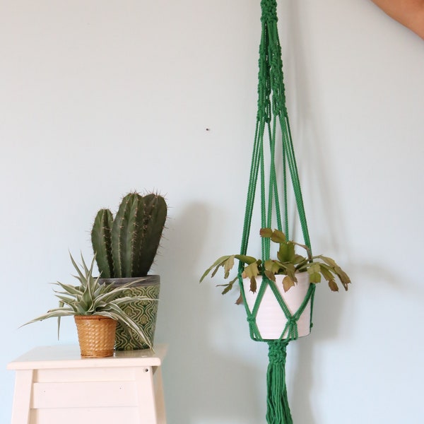 suspension en macramé couleur verte, porte plante en macramé vert