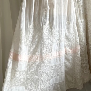 Falda de enagua con cinta rosa y paneles de encaje eduardiano