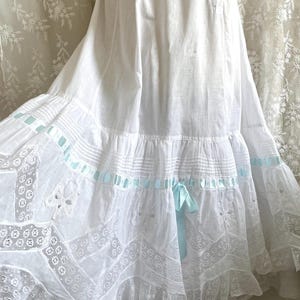 Jupe jupon antique en dentelle appliquée avec nœud