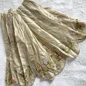 1920s 1930s Scalloped Edge Floral Salvaged Skirt Flounce Piece