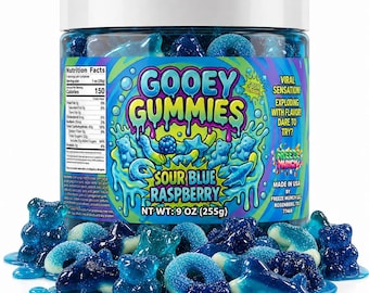 Puede incluir: Un frasco de plástico transparente lleno de caramelos de goma con sabor a frambuesa azul en varias formas, incluyendo osos, anillos y tiburones. La etiqueta muestra el texto Gooey Gummies, Sour Blue Raspberry y 255g.