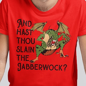 Puede incluir: Camiseta roja con una ilustración de un dragón verde y el texto "And hast thou slain the Jabberwock?"