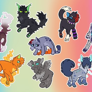Könnte beinhalten: Ein Set mit neun digitalen Stickern, die Comic-Katzen in verschiedenen Posen und Stilen zeigen. Die Katzen sind in verschiedenen Farben dargestellt, darunter Schwarz, Weiß, Grau, Orange, Blau und Grün. Einige der Katzen haben einzigartige Merkmale wie Flügel, Hörner oder einen Punk-Rock-Look.