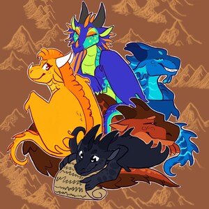 Pode incluir: Cinco drag&otilde;es de desenho animado coloridos, cada um com caracter&iacute;sticas e cores &uacute;nicas, est&atilde;o reunidos. Um drag&atilde;o est&aacute; segurando um pergaminho com um padr&atilde;o em espiral. Os drag&otilde;es est&atilde;o em um fundo marrom com um padr&atilde;o de montanhas.