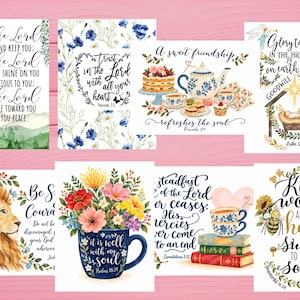 Könnte beinhalten: Eine Sammlung von acht rechteckigen Kunstdrucken mit Aquarellillustrationen und inspirierenden Texten. Die Motive umfassen Blumenmuster, einen Löwen, ein Teeservice, eine Krippenszene und verschiedene religiöse Zitate in dekorativer Schrift.