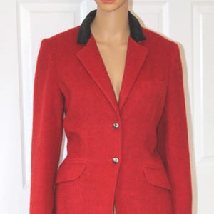 Gr. S/MN, Collegetown Blazer aus roter Wolle mit schwarzem Samtkragen, Vintage 1970er Jahre, Brustumfang 92 cm