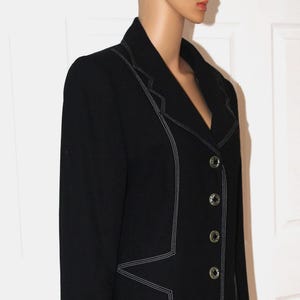Talla L, Jon Tagia, Pret-a-Porter, Blazer negro a medida con pespuntes blancos, Vintage, años 80, busto de 96 cm