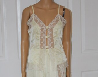 Sz Small, Camisole and Half Slip Set, Vintage 1970's, Soft Yellow, Lace Trim, 34" bust