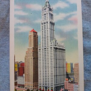 Cartão postal antigo do Woolworth Building e do City Hall Park, Nova York