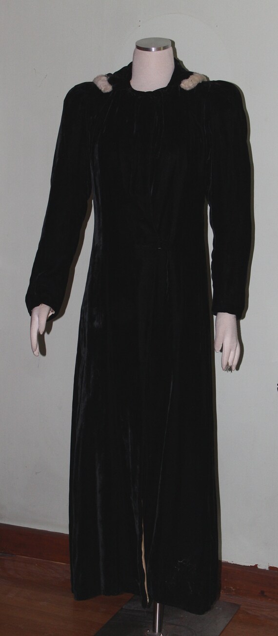 Sz. S, Black velvet evening coat with fur trimmed