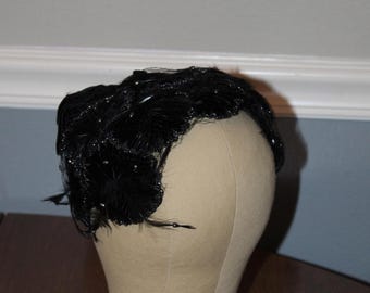 Sombrero de terciopelo negro con cuentas, plumas y red, años 50