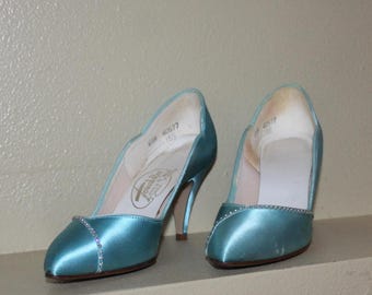 Zapatos de satén color verde azulado talla 6.5 con detalles de pedrería, estilo vintage de los años 80.