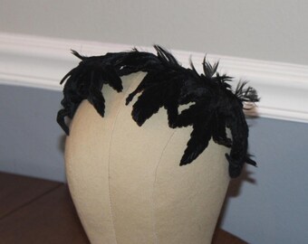 Sombrero de terciopelo negro con plumas y hojas, vintage, años 50
