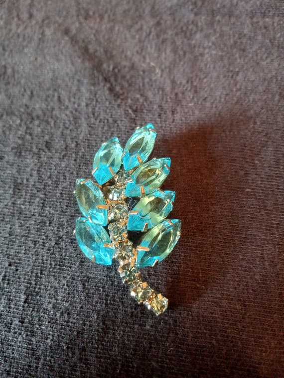 Broche Vintage Ovale à Motif Floral - Bijou Ancien, Occasion, Pour Collection Ou Port Quotidien
