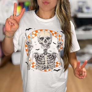 Halloween-shirt met skelet van de vrede | Retro Spooky Vibes-T-shirt | Leuk T-shirt met skelethand | Oranje herfstshirt dambordborduurwerk | Uniseks Halloween
