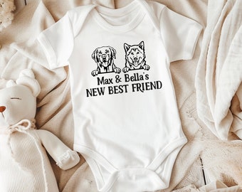 Gepersonaliseerde hondennaam Baby Onesie®, beschermd door Dog Onesie®, aangepaste hondenras Onesie®, hond broer of zus outfit, gepersonaliseerd kraamcadeau