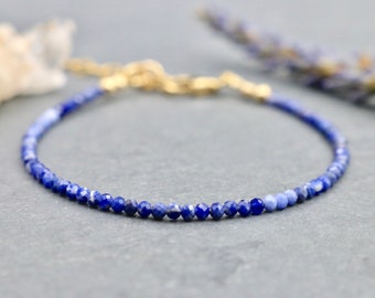 Pulsera de cuentas de sodalita dorada: delicada joya con piedras preciosas ombré