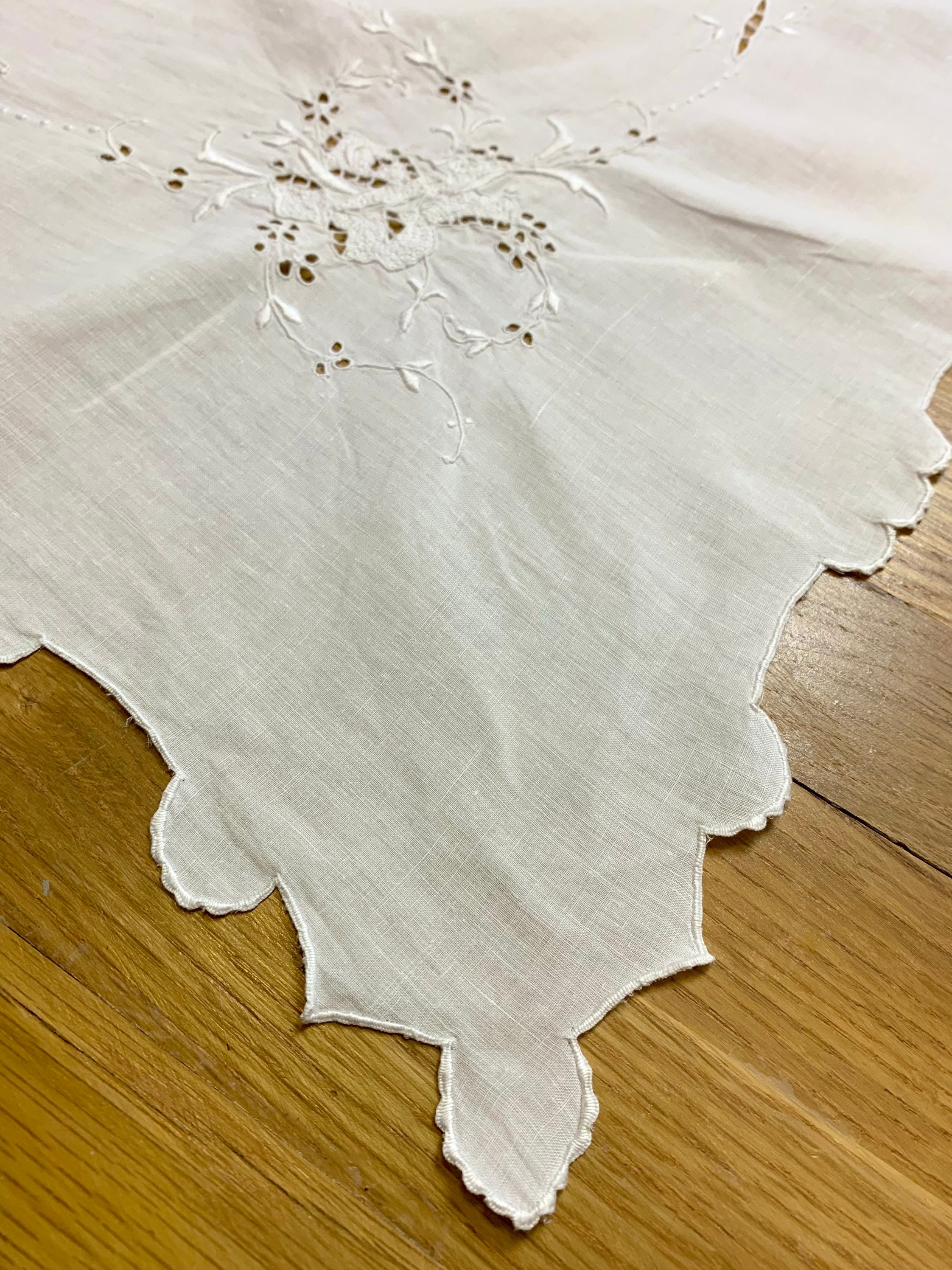 テーブルクロス　白　刺繍　お花　ヴィンテージ フランスお花の刺繍が繊細で上品なテーブルクロスはかわいい