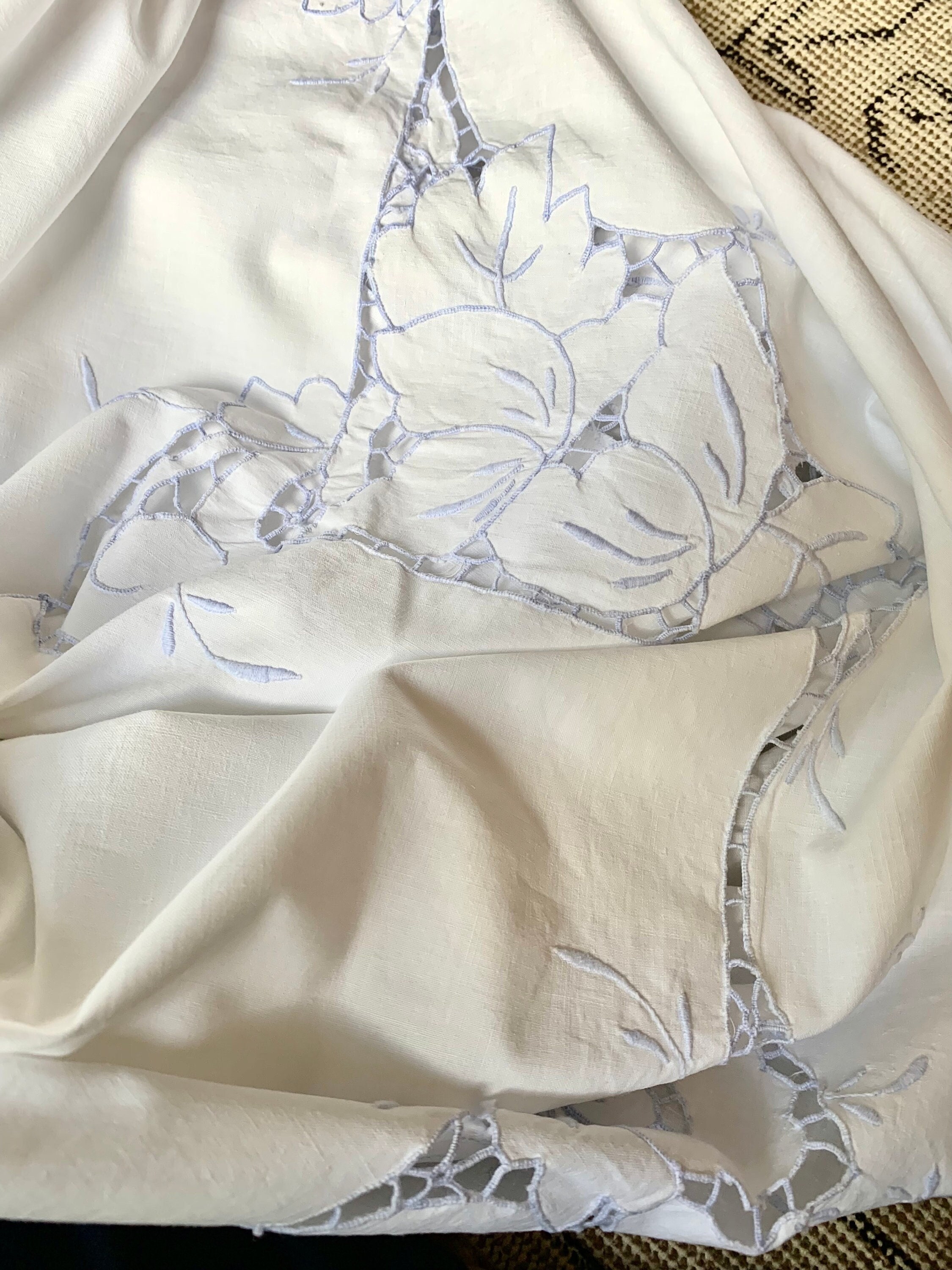 ヴィンテージホワイトコットンテーブルクロス＆ナプキン8枚：ブルーの