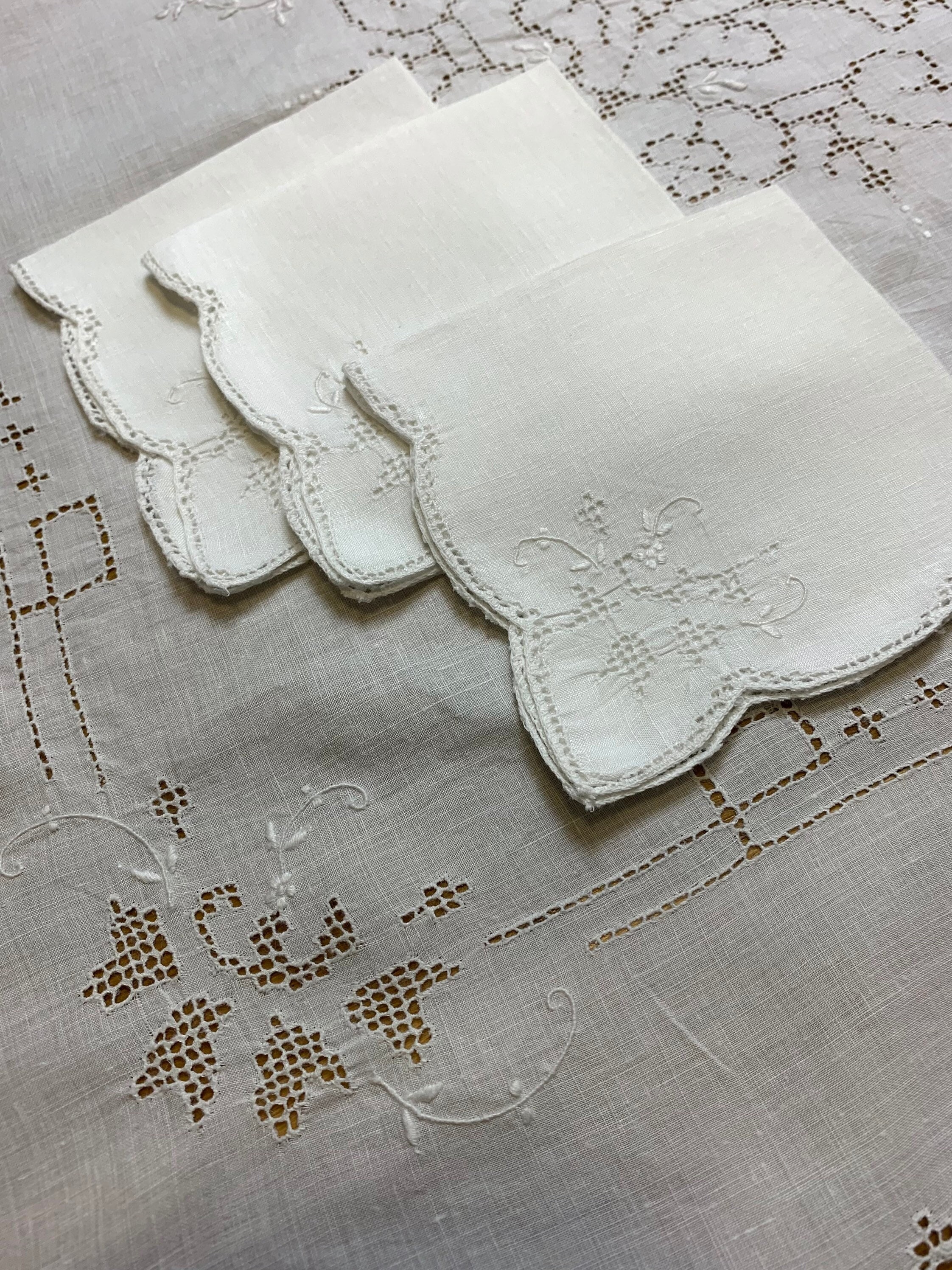 ヴィンテージリネンのテーブルクロスとナプキン：手刺繍の花柄モザイク 