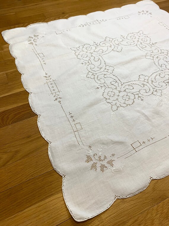ヴィンテージリネンのテーブルクロスとナプキン：手刺繍の花柄モザイク 