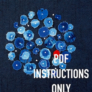 Könnte beinhalten: Ein blauer Jeansstoffhintergrund mit einem Kreis aus blauen Jeansstoffkreisen. Der Text "PDF INSTRUCTIONS ONLY" steht in weißen Buchstaben am unteren Rand des Bildes.
