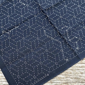 Padrão de costura Yosegi em mosaico geométrico azul marinho com painel de parquet sashiko.