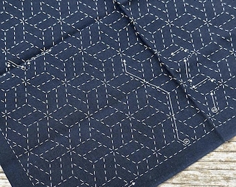 Panel de parquet Sashiko azul marino con mosaico geométrico y patrón de costura Yosegi