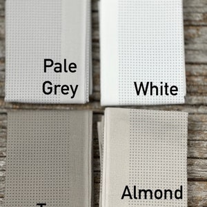 Może przedstawiać: Cztery próbki tkaniny w różnych kolorach i wzorach. Próbki są oznaczone jako "Jasnoszary", "Biały", "Taupe" i "Mleko migdałowe".