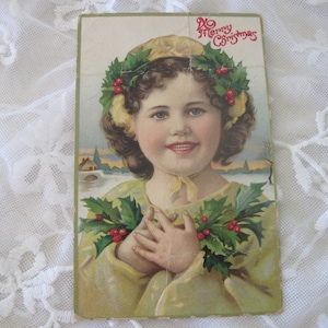 Antike Weihnachtspostkarte mit Kleines Mädchen und Holly c1911