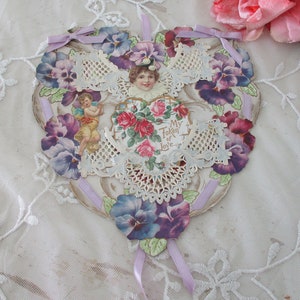 Cartão de dia dos namorados antigo com anjo, flores violetas, fitas de seda e renda de papel em relevo c1920 coisas efêmeras, álbum de recortes