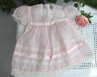 Vintage Rosa Baby Mädchen Kleid Rosa mit Spitze c1950's Nylon 6-9 Monate Schick