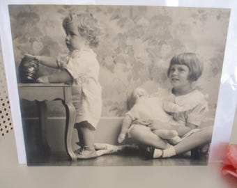 Antike Fotografie von Kindern und Puppe c1920 Art Deco Stil groß