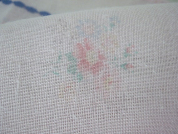 ヴィンテージ ピンクの花柄テーブルクロス。ピンク、ブルー、淡い黄色