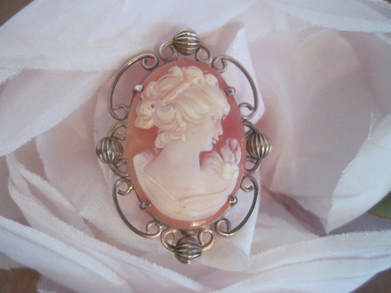 Antique Cameo Brooch Pin Victorian Carved Shell and 10K Gold