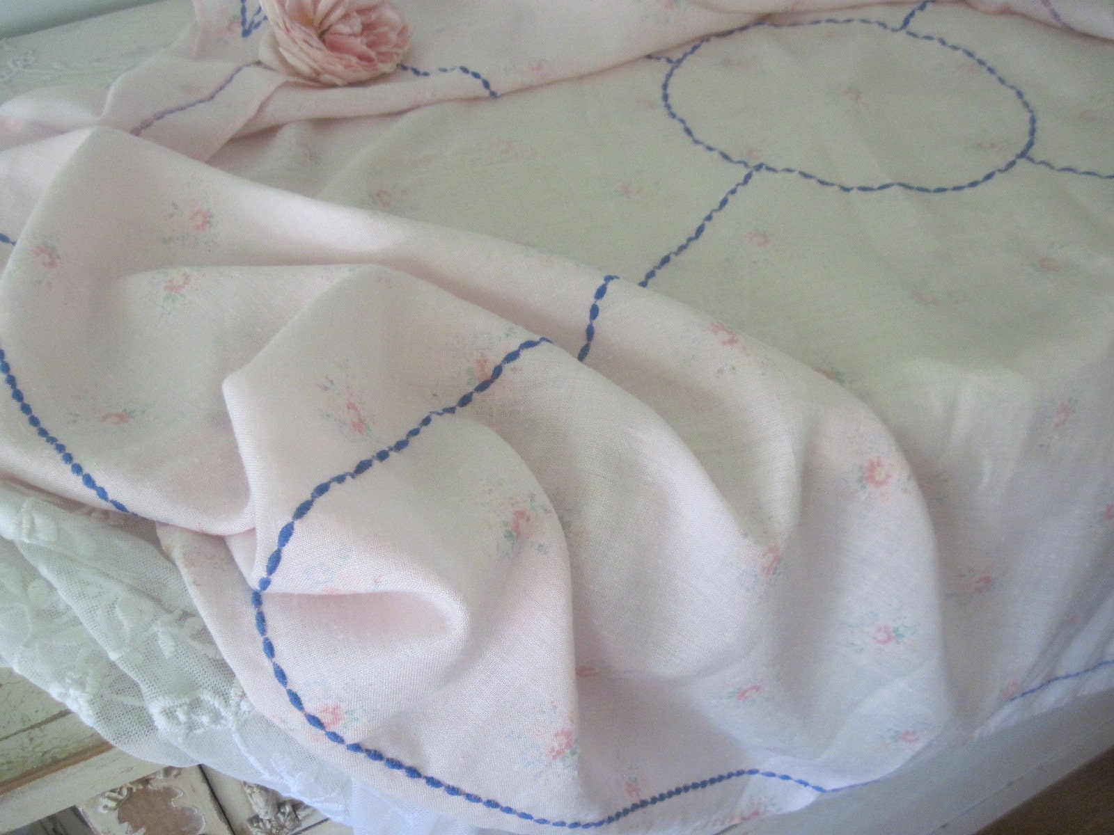 ヴィンテージ ピンクの花柄テーブルクロス。ピンク、ブルー、淡い黄色