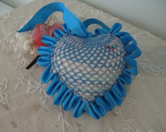 Vintage Pincushion Hand Crochet Heart w / Perles et Volants Bleu et Violet Couture Notions