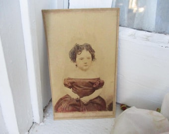 Antieke sepiafoto van een klein meisje uit de tijd van de Amerikaanse Burgeroorlog, ca. 1860.