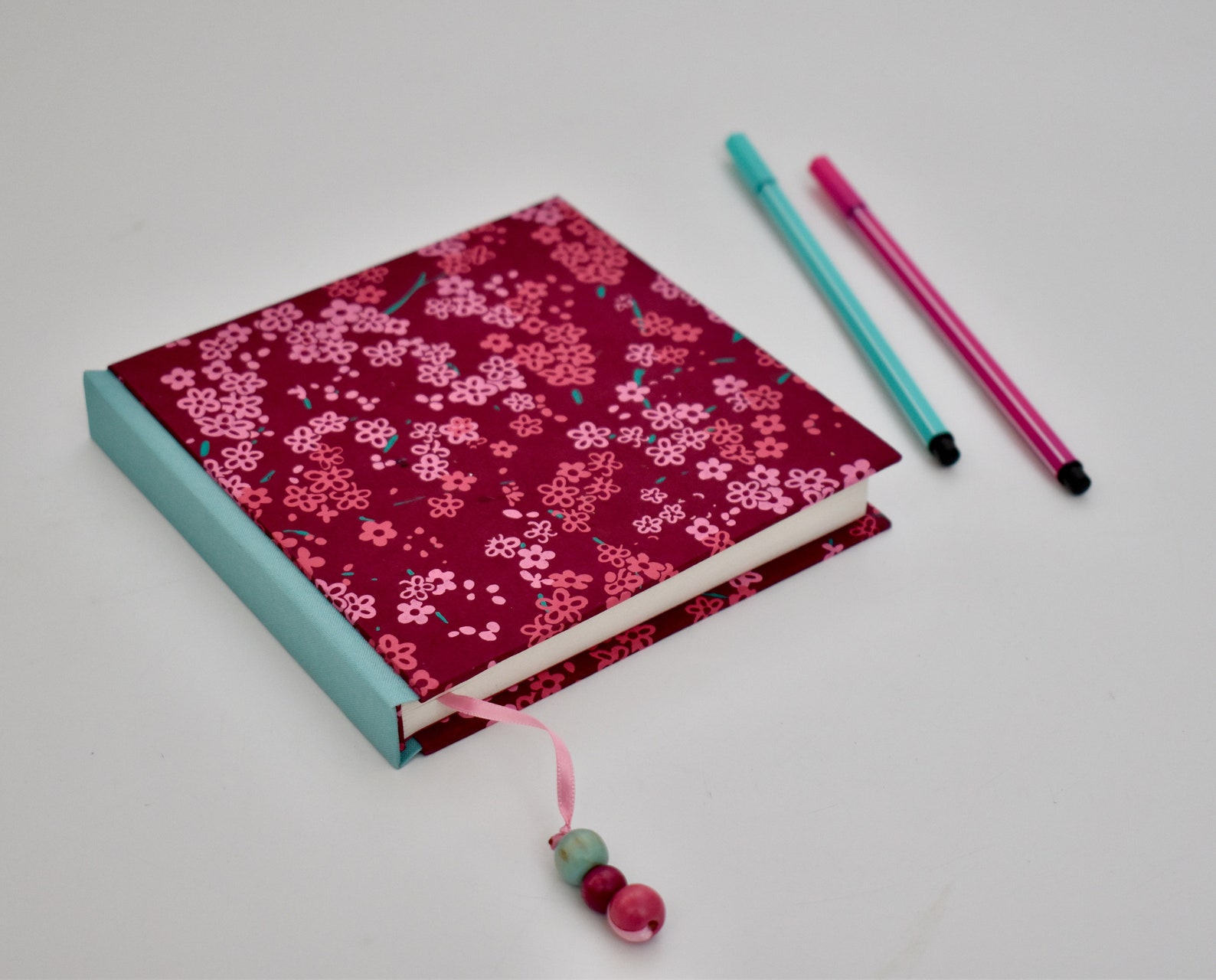 Libreta cuadrada hecha a mano con papel de Nepal en las